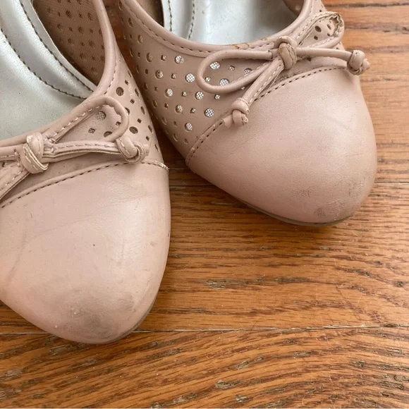 4/$10 - Comfort Plus Pale Pink Heeled Pumps with Bows - Picture 4 of 15